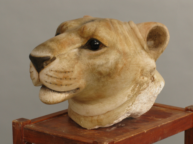 Tête de Lionne - Albâtre polychrome